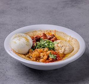חומוס קומפלט, המנה לא ניתנת לשינוי! חומוס בתוספת פול, טחינה, גרגירי חומוס חמים וביצה.