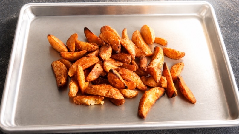 NIKO ROASTED POTATOES, תפוחי אדמה צלויים בתיבול גרמולטה, שום ופטרוזיליה