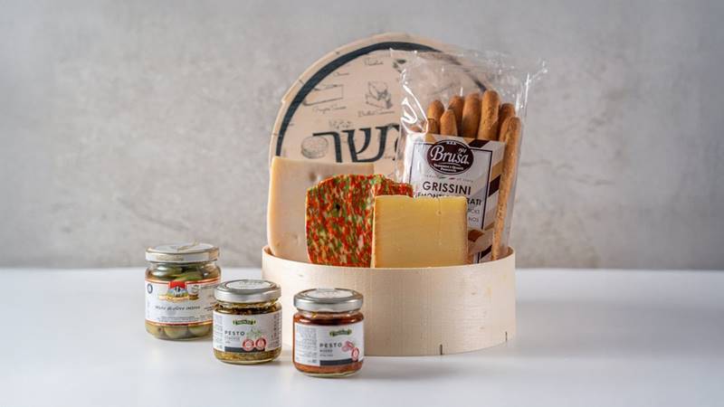 ערב גבינות זוגי, המארז מכיל: 370 גרם מ-3 סוגי גבינות קשות | מיקס זיתים סיציליאניים | 2 צנצנות ממרחי מונטי איטלקיים בטעמים | גריסיני איטלקי | המארז מגיע בתוך קופסת העץ של באשר *התמונה להמחשה בלבד* ₪199 / יחידה