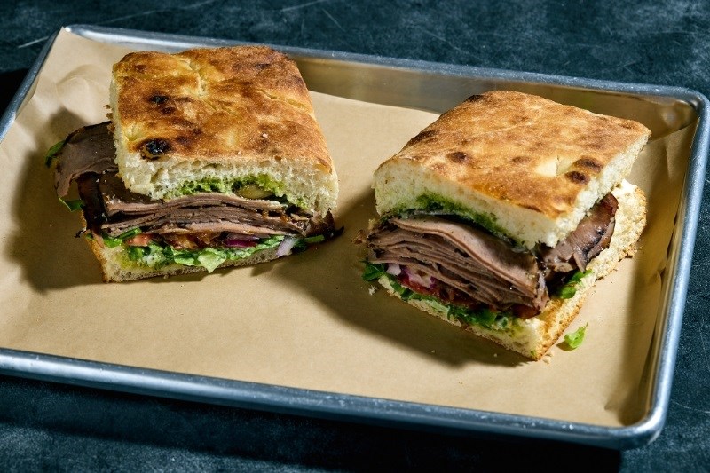 NIKO CLASSIC, רוסטביף כתף, בצל צלוי, קונפי שום, חסה, עגבנייה, בצל טרי, איולי שום, סלסה ורדה
