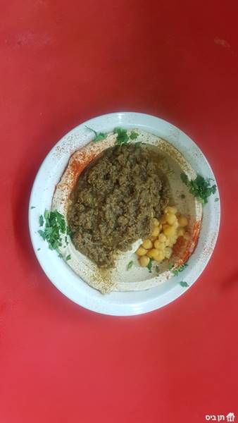חומוס בשר, חומוס, בשר טחון, פפריקה, כמון, שמן זית ופטרוזיליה. מוגש עם 2 פיתות, בצל, חמוצים ורוטב לימון