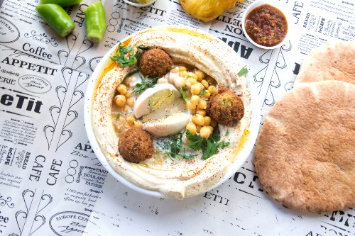 ארוחת חומוס, מנת חומוס, פיתה, צ'יפס ושתיה לבחירה