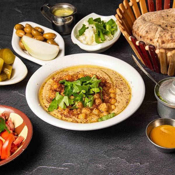 חומוס גרגירים, חומוס, גרגירי חומוס, שמן זית, תבלין הבית ופטרוזיליה
מוגש עם חמוצים, חריף ו-2 פיתות