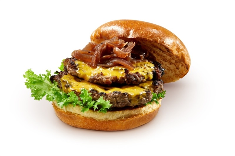 וואגיו סמאשבורגר, מבשר wagyu אמיתי, האיכות ביותר בעולם. מעוך וטעים עם ריבת בצל, חסה לאליק, חמוצים, עגבנייה וגבינת צ׳דר מותכת מעל.