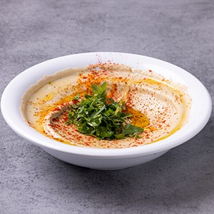 חומוס בהרכבה, חומוס עם פפריקה, כמון, שמן זית ופטרוזיליה.
מוגש עם פיתה עבודת יד