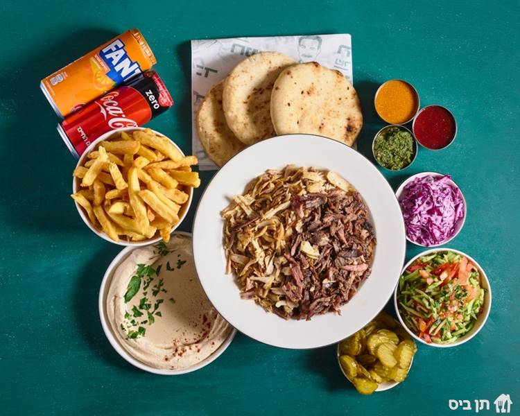 ארוחת שווארמה משפחתית, 600 גרם שווראמה + צ'יפס גדול + חמגשית 3 סלטים + 5 רטבים + 6 כדורי פלאפל + לחם לבחירה