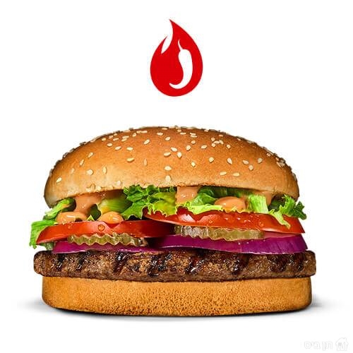 מק רויאל חריף, המבורגר מק רויאל, מוגש בלחמניה בתוספת חסה, עגבניה, בצל סגול וחמוצים ורוטב רויאל חריף