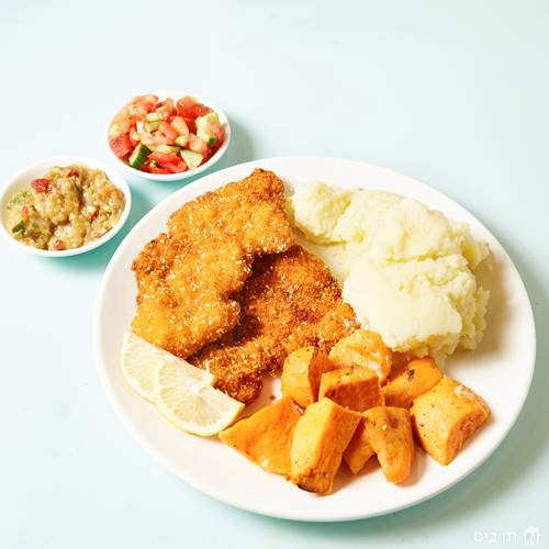 שניצל, 2 תוספות , 2 סלטים ושתייה לבחירה
