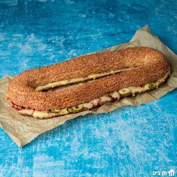 טוסט ירושלמי, טוסט מבייגלה ירושלמי מסורתי, אפוי בתנור עם רוטב עגבניות, זיתים ירוקים, גבינה צהובה ומוצרלה