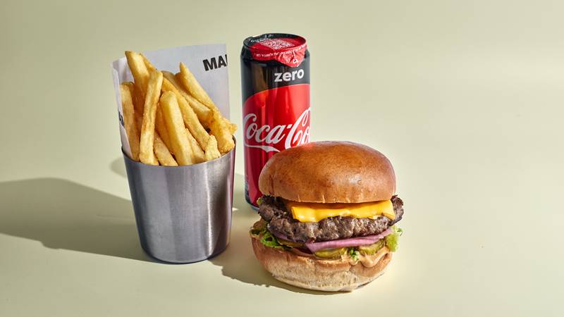 Cheese Burger Combo, ‫המבורגר בקר 200 גרם, גבינת צ'דר, חסה, עגבניה, מלפפון חמוץ, בצל מוחמץ , רוטב סודי. (הירקות מגיעים לצד המנה)

הארוחה מגיעה עם תוספת ושתייה לבחירה
