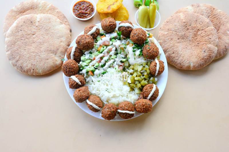 ארוחת פלאפל זוגית, חומוס, טחינה, סלט כרוב, סלט ירקות וחמוצים. 20...