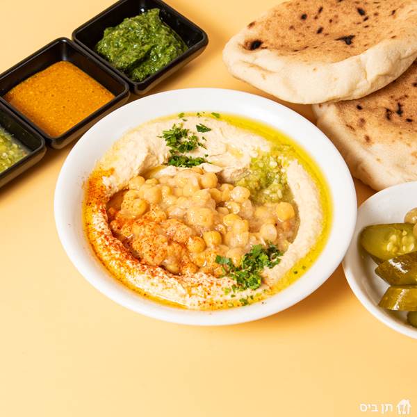 חומוס גרגירים, חומוס עם גרגירים, שמן זית, שום לימון, פפריקה ופטרוזיליה