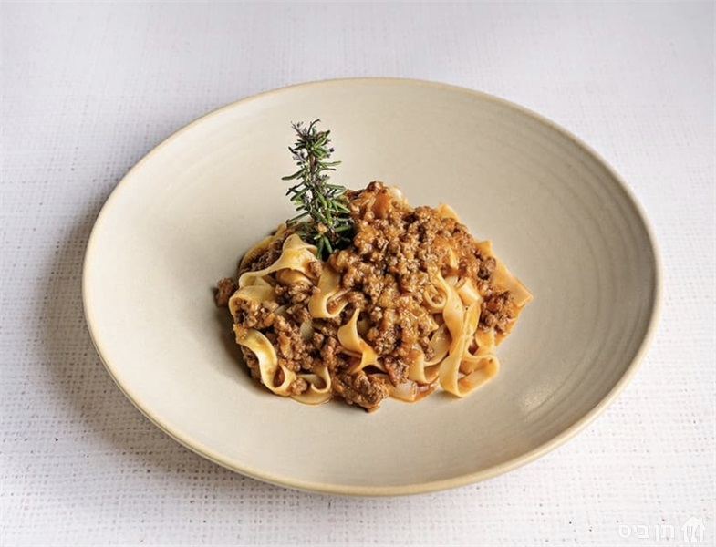 Tagliatelle alla Bolognese, פסטה טריה - צרה ושטוחה
ראגו בולונז- תבשיל בקר בבישול ארוך עם ירקות שורש (גזר סלרי ובצל), יין אדום, ורוטב עגבניות הבית 
מכיל גבינה

רגישות : גלוטן ו-לקטוז 

שינויים : סוג הפסטה + ניתן ללא גבינה