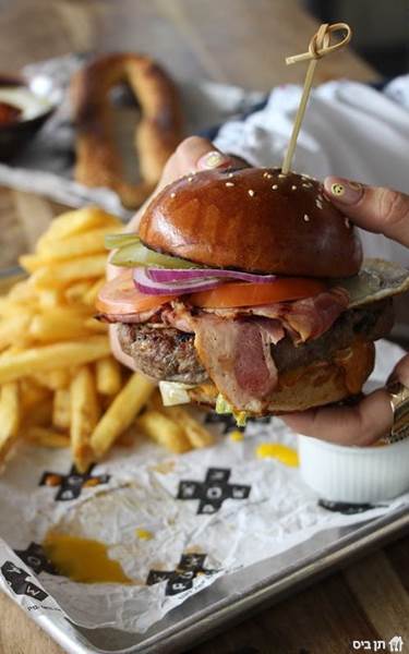 POW BURGER, 220 גרם של בשר בקר טרי, עגבניה, מלפפון...