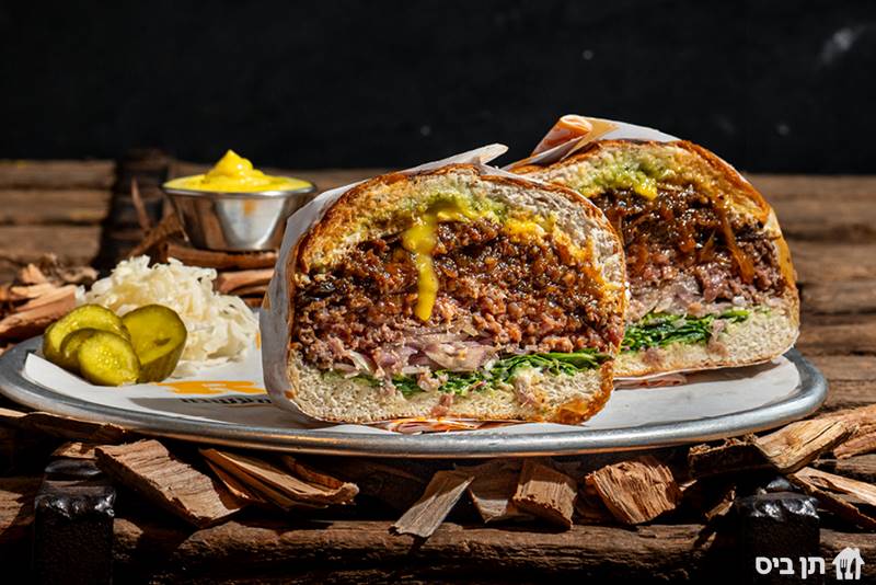 DIRTY COMBO - מומלץ! 🌶, קומבינציה שמנמנה של בורגר 225 גר׳, סלופי ג׳ו, ביצת עין, ריבת צ'יפוטלה, איולי שום, חריף, מיונז, עלים ירוקים ובצל סגול. המנה מכילה בצל מטוגן שלא ניתן להסירו
 | חריף
