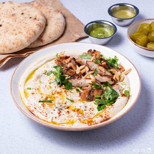 חומוס פרגית, בליווי חמוצים, חריף, שתי פיתות או פיתה אחת מלאה