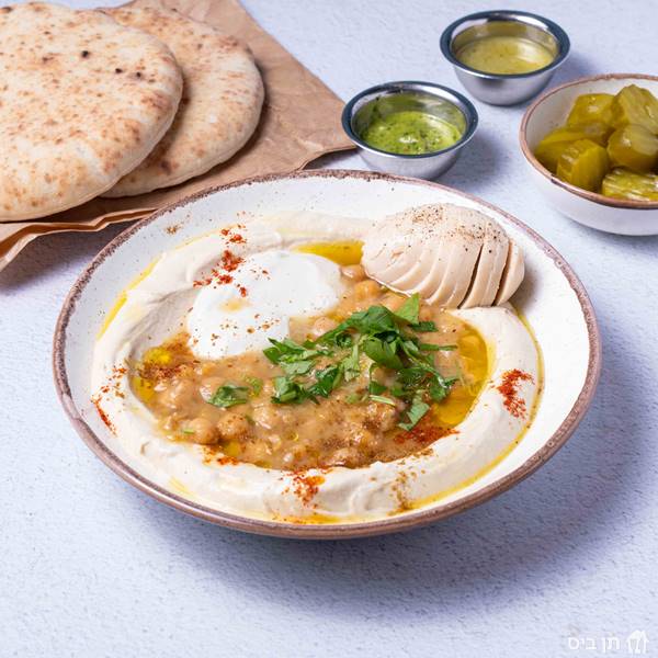 חומס גרגרים ביצה חומה, מגיע בליווי חמוצים, חריף , שתי פיתות או פיתה אחת מחיטה מלאה