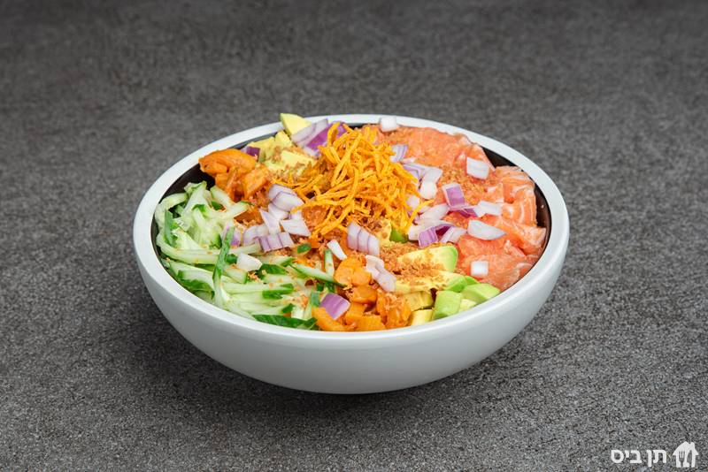 פוקי בול, קערת אורז סושי מטובל, אבוקדו, בטטה, מלפפון, עלי בייבי, בצל סגול עם סלמון חי/ אפוי, שבבי טמפורה, קריספי בטטה ופנקו. 