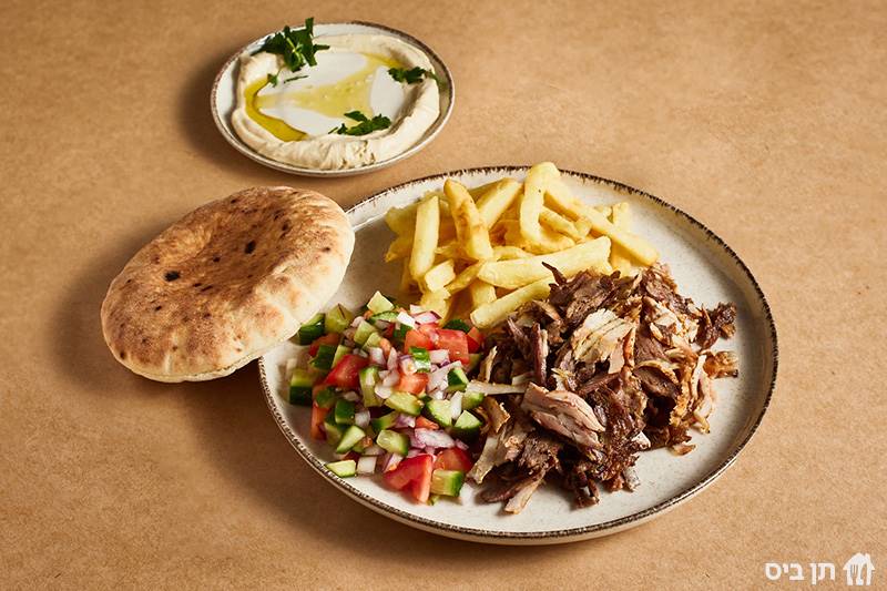 צלחת שווארמה, מוגש עם תוספות חמות, סלטים ולחם לבחירה