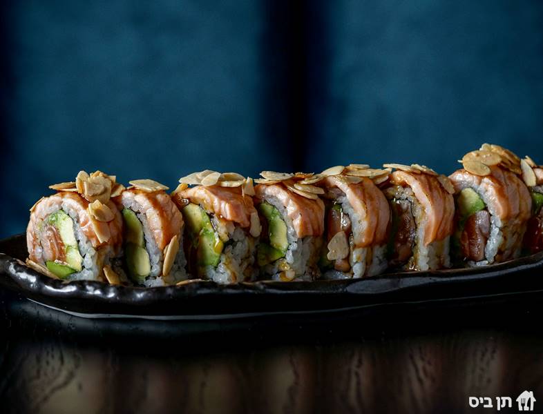 HOT ROLL, אבוקדו | מלפפון | מעטפת סלמון צלויי בטריאקי
