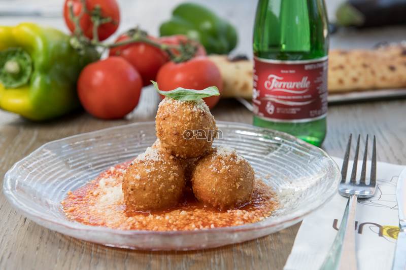 ארנצ'יני, כדורי ריזוטו מוצרלה ופרמזן בציפוי פריך...