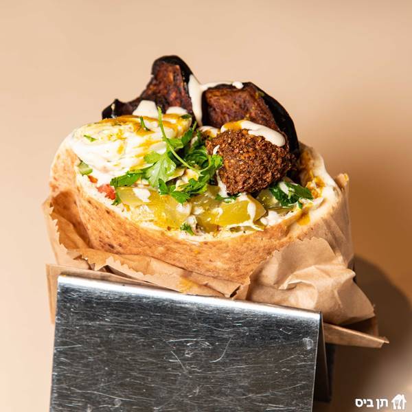 פלאפל בפיתה, מגיע עם צ'יפס ומבחר סלטי הבית בתוך המנה