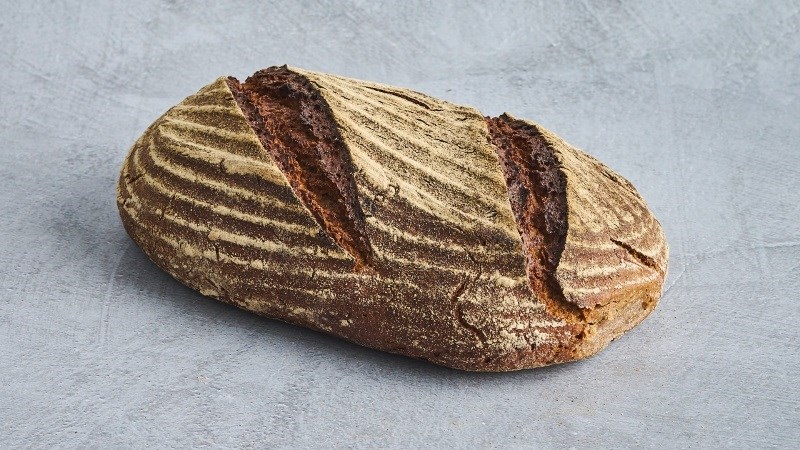 שיפון כפרי Roggenbauer (750g), לחם שיפון איכרים עשוי עם כוסמין, המותפח אך ורק בעזרת מחמצת הבית שלנו וללא תוספת שמרים. אפוי על אבן עם נגיעה של שומר.