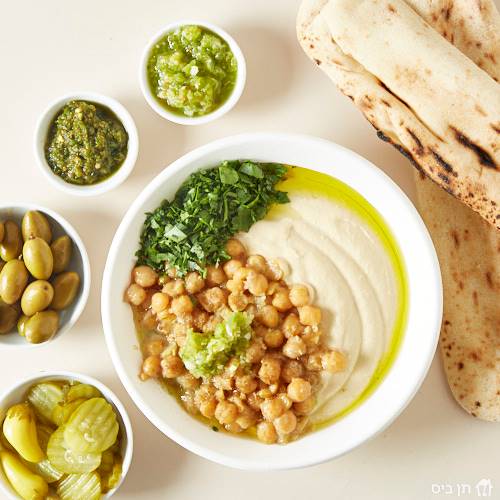 חומוס גרגירים, מוגש עם 2 פיתות אפויות במקום, שמן זית סורי משובח, פטרוזיליה קצוצה, התחמיץ של נרי וחמוצים.
המנה לא מוגשת עם בצל