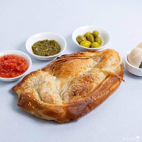 בורקס תפוח אדמה, בורקס ללא מרגרינה במילוי תפוח אדמה | מוגש עם ביצה קשה, רסק עגבניות, זיתים וחריף
