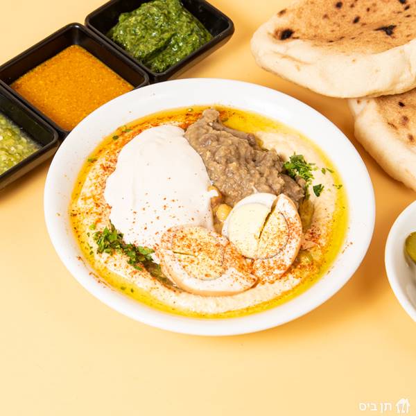 קומפלט, חומוס עם גרגירים, פול, טחינה, ביצה, שמן זית, פפריקה שום לימון ופטרוזיליה