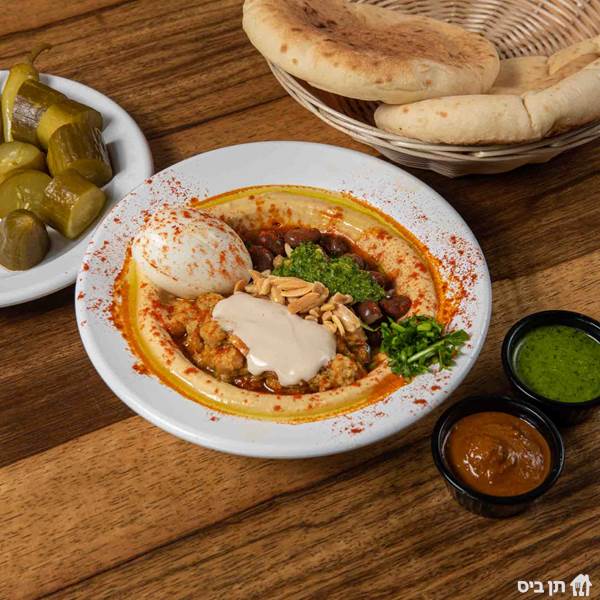 הקומפלט של יוסף, חומוס בתוספת פול, משאוושה, שקדים, ביצה...