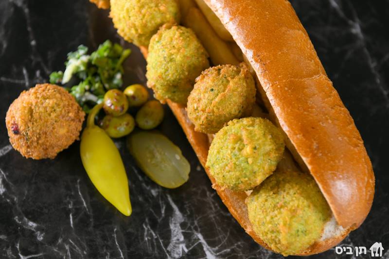 פלאפל בבגאט, ממרחים וסלטים לבחירה במנה	