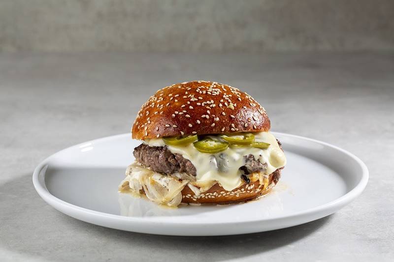 Cheeseburger v2.1, איולי מח עצם, בצל אוקלוהומה, צ'דר, חלפיניו מוחמץ, קרם שום המנה מגיעה עם צ'יפס ושתייה לבחירה.