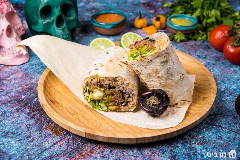 בוריטו ביריה birria, טורטיית חיטה גדולה מגולגלת וממולאת...