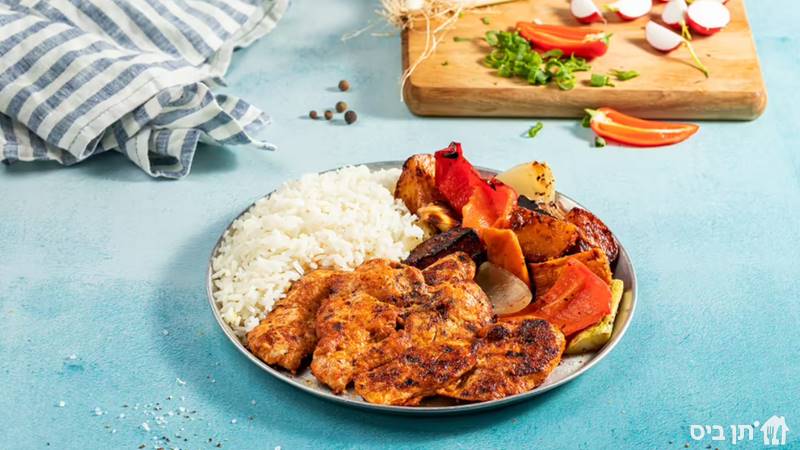 נתחי חזה עוף במרינדת הבית + 2 תוספות + סלט קטן, חזה עוף מתובל במרינדה צרוב על האש + 2 תוספות + סלט קטן