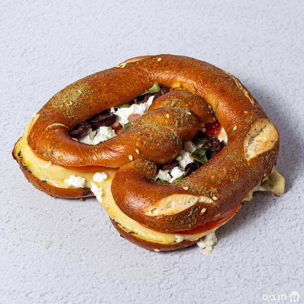 פרעצל טוסט, פרעצל עם חמאה, גאודה, פטה, זיתים ועגבניות