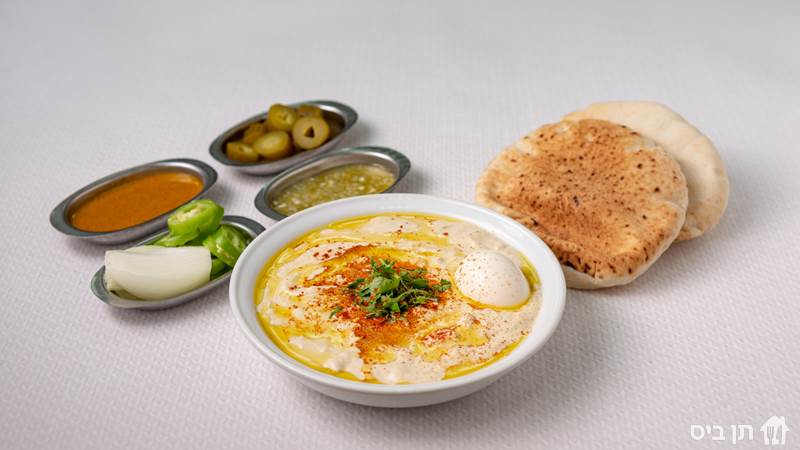 מסבחה, חומוס וטחינה מעורבב עם גרגירי חומוס, בצל, פטרוזיליה, רוטב לימון שום, שמן זית וביצה קשה 
מוגש עם שתי פיתות עבודת יד, מלפפון בחומץ, חריף ועמבה בצד