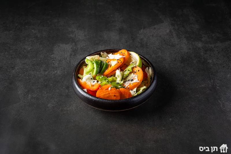 קימצ'י 🥦, סלט חמוצים בתחמיץ יפני עם כרוב, פלפל אדום וירוק, גזר ומלפפון