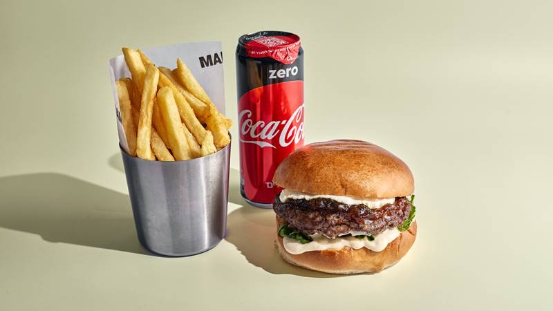 French Burger Combo, המבורגר בקר 200 גרם, גבינה בושה עיזים, ריבת בצל ביתית, איולי שום וחסה

הארוחה מגיעה עם תוספת ושתייה לבחירה