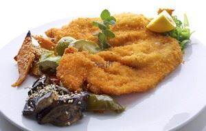שניצל ענק, שניצל וינאי קריספי, מוגש עם תוספת, סלט ירקות...