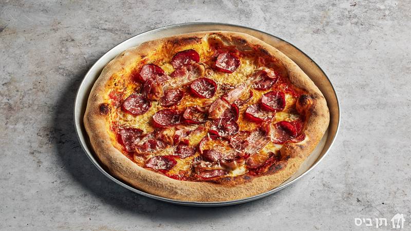פיצה דה נקניק | Da sausage pizza, רוטב פסטו עגבניות, מוצרלה, בייקון, ופפרוני