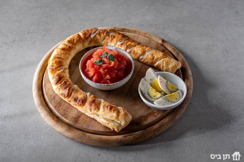 זיווה, מוגש עם רסק עגבניות