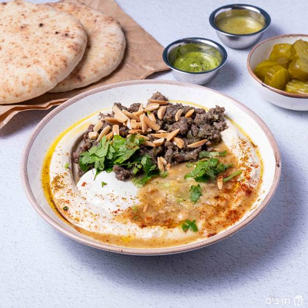 חומוס בשר, מגיע בליווי חמוצים, חריף , שתי פיתות או פיתה אחת מחיטה מלאה