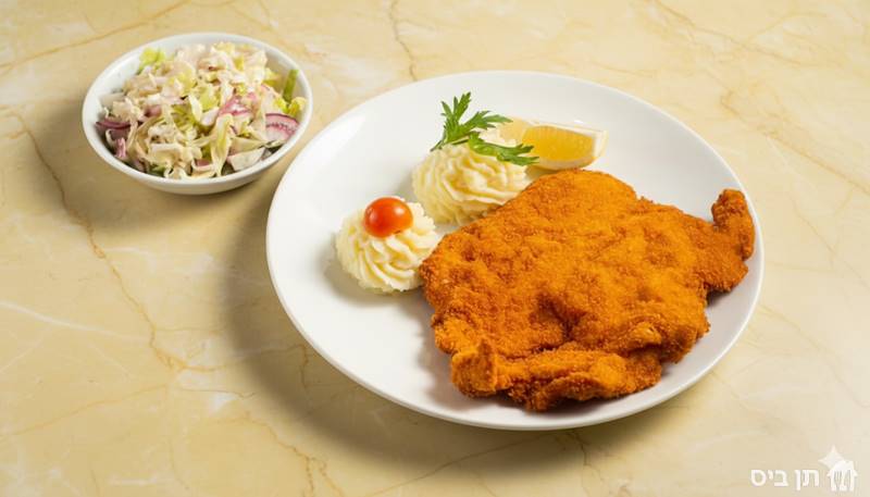 שניצל עוף של טוליפ, מוגש עם תוספת לבחירה וסלט כרוב הונגרי