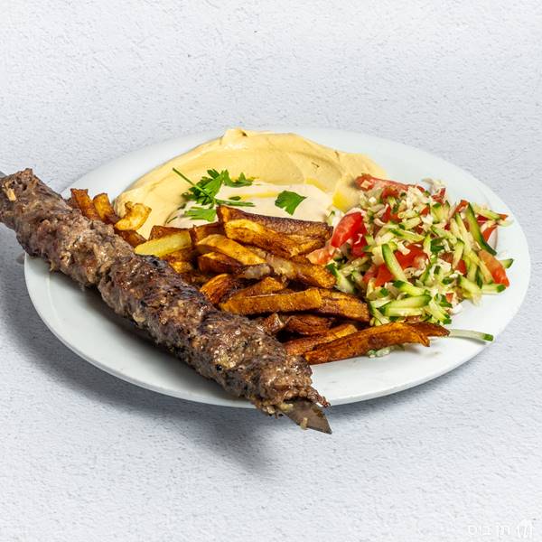 שיפוד קבב בצלחת