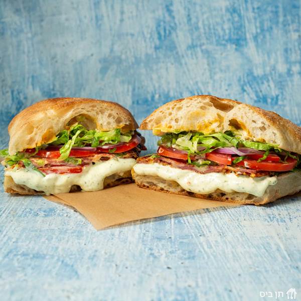 BLT, בייקון, אמנטל, מיונז עשבי תיבול, סריראצ’ה (פיקנטי) בצל, עגבניה, חסה