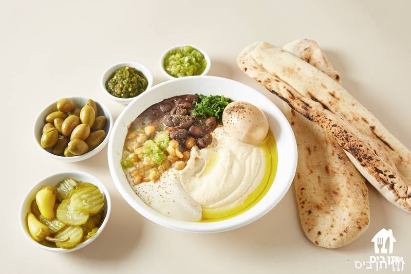 חומוס קומפלט, בתוספת שתי פיתות שמן זית טטבילה כמון ופטרוזיליה קצוצה
כולל גרגירים פול טחינה ביצה
