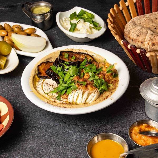 חומוסביח, חומוס, חצילים, ביצה קשה, גרגירי חומוס, טחינה, שמן זית, פטרוזיליה ותבלין הבית
מוגש עם חמוצים, חריף ו-2 פיתות