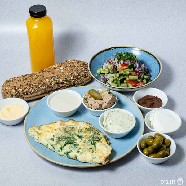 בוקר ישראלי מפנק, 2 ביצים לבחירה, מבחר ממרחים וגבינות, סלט לבחירה, לחם לבחירה, שוקולד למריחה, חמאה ושתייה לבחירה