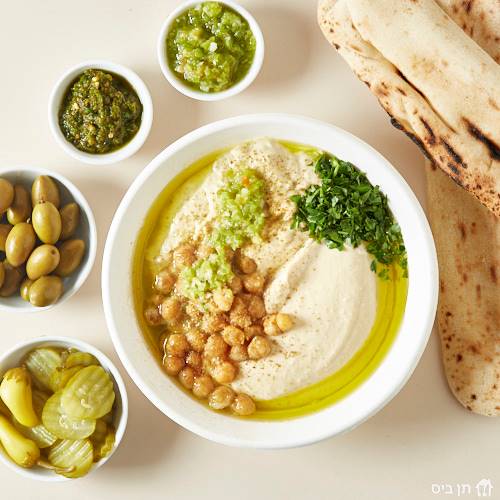 חומוס מסבחה, בתוספת שתי פיתות שמן זית טטבילה כמון ופטרוזיליה קצוצה